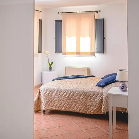 Nuovo Castello Crisilio בית חווה אבולה