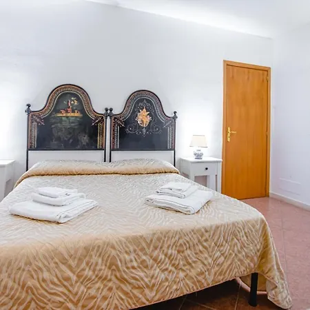 Nuovo Castello Crisilio בית חווה אבולה