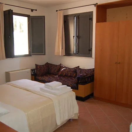 Nuovo Castello Crisilio בית חווה אבולה