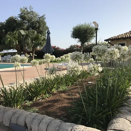 Nuovo Castello Crisilio אבולה