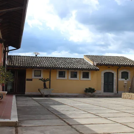 Nuovo Castello Crisilio אבולה