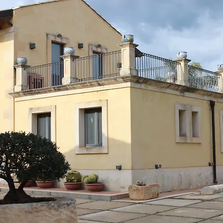 Nuovo Castello Crisilio בית חווה אבולה