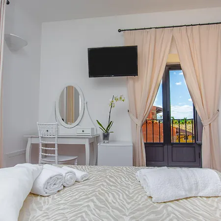 Nuovo Castello Crisilio בית חווה אבולה